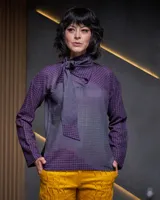 Blusa de corte recto y holgado con cuello lazo, confeccionada en tejido teñido artesanalmente con lana y algodón.