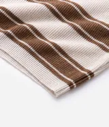 Remera de punto de manga corta con cuello redondo y diseño de rayas horizontales en tonos beige y marrón.