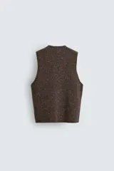 Chaleco regular fit de punto tejido en hilatura con mezcla de lana, color marrón con efecto melange. Cuenta con cuello en V y manga sisa, con acabados acanalados.