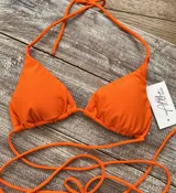 Top de bikini naranja con tirantes finos.