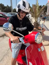 Remera rosa de corte holgado con estampado frontal que incluye el texto "Ittai Stars Ibiza".