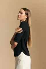 Remera de tejido acanalado (rib) color blanco, con escote cuadrado y mangas tres cuartos, de ajuste entallado al cuerpo.