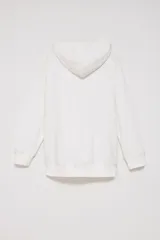 Hoodie deportivo color crudo, con capucha y bolsillo canguro.