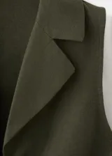 Camisa sin mangas de lino y algodón color verde militar, con cuello solapa y cierre frontal con múltiples lazos.