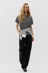 Remera de corte recto confeccionada en punto suave de algodón, con cuello redondo ribeteado y hombros ligeramente caídos.