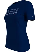 Remera Tommy Hilfiger azul marino de algodón, con cuello redondo, corte slim y mangas cortas. Presenta un monotipo "Hilfiger" impreso en el pecho en blanco y detalles distintivos de la marca.
