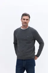 Sweater de tejido suave con cuello redondo y mangas raglan, de calce regular y estructura cómoda.