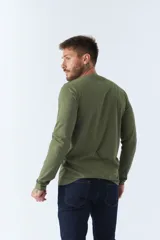 Remera verde militar de manga larga con cuello redondo y estampado con la marca "Brookfield" en el pecho.