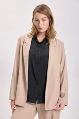 Blazer de corte clásico en color beige, con solapas tradicionales, mangas largas y diseño estructurado.