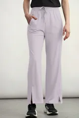 Pantalón deportivo lila de corte ancho con cintura elástica ajustable con cordón y aberturas laterales en el ruedo.