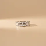 Anillo de plata 925 con diseño de tres bandas paralelas incrustadas con circonias brillantes.