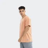Remera marrón de corte oversize con etiqueta tejida en el frente.