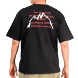 Remera de algodón color negro, de corte holgado, con cuello redondo y estampa pequeña en color rojo en el pecho.
