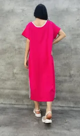 Vestido largo blanco con mangas cortas negras y corte holgado.