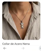 Collar de cadena fina con dije de acero italiano en forma de niña con diseño grabado.