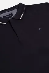 Polo de piqué azul marino con cuello clásico a rayas blancas y grises, logo de la marca bordado en el pecho y corte regular. Confeccionada en algodón y spandex.