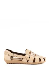 Sandalia tipo chatita color beige, con diseño de tejido trenzado en la puntera y empeine en tonos metalizados y marrones. Cuenta con tira ajustable con hebilla lateral en el talón y suela baja de goma.