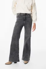 Jean de corte recto y tiro alto, con acabado lavado en tono gris oscuro. Presenta cierre frontal con botón y cremallera, además de bolsillos laterales y traseros.