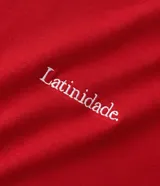 Remera masculina roja de corte recto, cuello redondo y mangas cortas. Presenta un lettering centralizado con la palabra "latinidade" en blanco.
