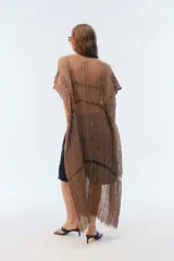 Kimono largo de algodón negro con punto calado, calce amplio, hombros caídos, mangas cortas, aberturas laterales y terminación desflecada en el ruedo.
