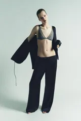 Pantalón de vestir azul marino, tiro alto, con cintura elástica y pernera recta ancha.