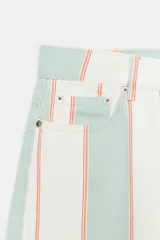 Pantalón jeans de corte tapered y tiro medio, con diseño de rayas verticales en tonos blanco, verde menta y naranja.