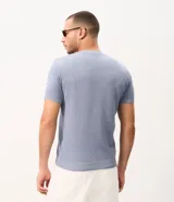 Remera de manga corta y cuello redondo para hombre, confeccionada en tejido de punto texturizado jaspeado en color celeste. Presenta terminaciones acanaladas en el cuello, los puños y el ruedo, con un corte regular clásico y versátil.