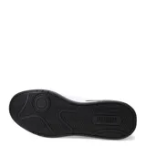 Championes Puma modelo Court Classic Clean, de diseño urbano inspirado en el baloncesto retro. Presentan un exterior de material sintético blanco con la icónica franja lateral de la marca en color negro. Cuentan con cierre de cordones, interior forrado y plantilla SoftFoam+ para mayor amortiguación.