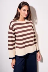 Sweater de punto a rayas horizontales negras y crudas, con cuello redondo y mangas largas. Tiene ribete marrón en puños y ruedo.