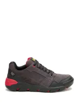 Sneakers CAT modelo Gauge para hombre, fabricados en gamuza gris con detalles en negro y rojo, cordones negros y suela de goma con entresuela de EVA.