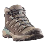 Calzado de trekking Salomon modelo X Ultra 360 Leather Mid Gore-Tex, de corte alto, color marrón y tostado con detalles en verde. Confeccionado con cuero resistente, malla y membrana impermeable Gore-Tex.