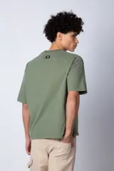 Remera de corte boxy y holgado, confeccionada en algodón pesado, con cuello redondo y diseño liso.