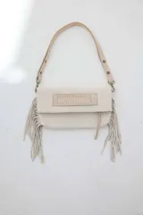 Cartera bandolera de gamuza azul marino con flecos en los laterales y solapa frontal decorada con detalle de cuero liso. Cuenta con asa ajustable y herrajes metálicos plateados.