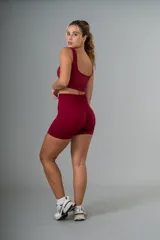 Conjunto deportivo color celeste compuesto por un top con escote cuadrado y unos shorts ajustados de tiro alto.