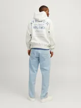 Canguro con capucha de calce holgado, color gris melange, con estampa tipográfica en azul en la espalda que incluye el texto 'Atelier Studio'.
