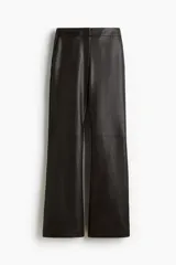 Pantalón de cuero de tiro alto con corte bootcut. Presenta cierre frontal con botón oculto, bolsillos al bies y costuras decorativas horizontales sobre las rodillas.