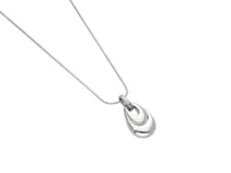 Collar de acero plateado con dije en forma de lágrima.