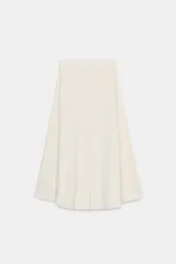 Falda de corte evasé confeccionada en tejido soft de tacto suave, con tiro medio y cintura elástica interior.