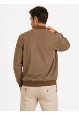 Campera tipo bomber color marrón, de microfibra, con cierre frontal completo, bolsillos laterales ribeteados y puños, cuello y ruedo de rib elástico.