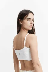 Top corto negro de breteles finos y tejido de punto acanalado.