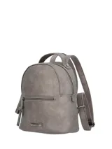 Mochila pequeña de ecocuero con acabado metalizado gris. Cuenta con un compartimento principal con cierre, bolsillo frontal con cierre, asa superior y correas ajustables. Incluye un detalle de borla decorativa en el lateral y placa metálica con el logo de la marca en la parte inferior.
