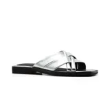 Sandalia casual de cuero color dorado, con tiras cruzadas en el empeine y suela plana.