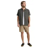 Camisa de manga corta Roark Crosswinds de algodón orgánico y tencel, color negro con diseño de rayas verticales texturizadas. Cuenta con cuello camisero, cierre frontal con botones y un bolsillo aplicado en el pecho.