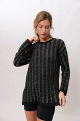 Sweater negro con lurex plateado a rayas verticales, de corte holgado y mangas largas.