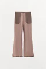 Pantalón de tiro alto con cintura elástica y pernera recta. Confeccionado en tejido de viscosa con textura ligera y bolsillos laterales ocultos.