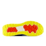 Championes de trail running New Balance Fresh Foam Garoé, color azul con detalles en naranja y negro.