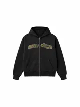 Campera con cierre frontal, confeccionada en algodón negro, con capucha y bolsillos tipo canguro. Presenta un logo estampado en el pecho con diseño de camuflaje militar.