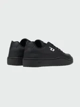 Zapatillas deportivas Diesel modelo S-Tracker-D, de diseño urbano en color blanco con detalles en tono crema en la suela y logo lateral en negro.