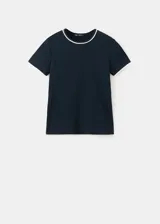 Camiseta de manga corta azul marino con cuello redondo y ribetes blancos en contraste.