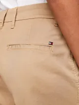 Short color beige de corte amplio con corte Mom y tejido teñido en prenda de mezcla de algodón.